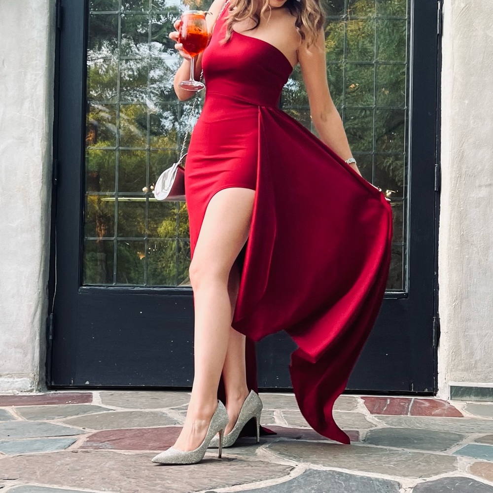 Windsor red dress with side slit. Size 4.